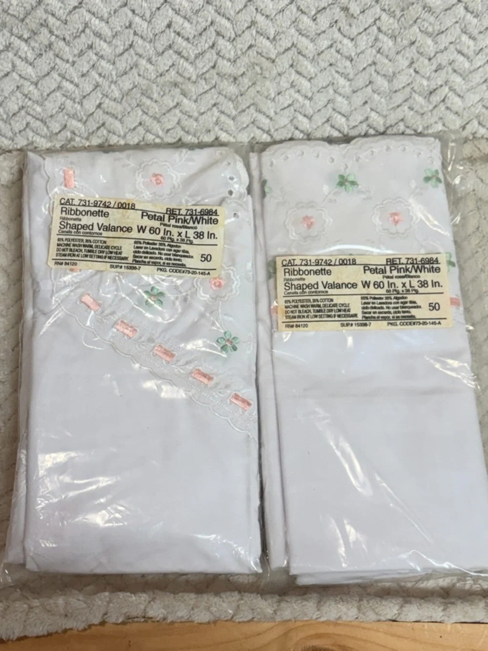 VTG Ribbonette Shaped Valance New Old Stock Eyelet Floral Pink White 60x38‎ NOS